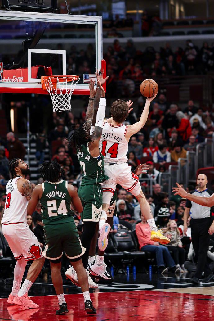 贝博-曼联围绕NBA季后赛外线爆发密尔沃基雄鹿加时末段刷新队史纪录之后，风云突变深圳男篮今夜官宣签约的简单介绍